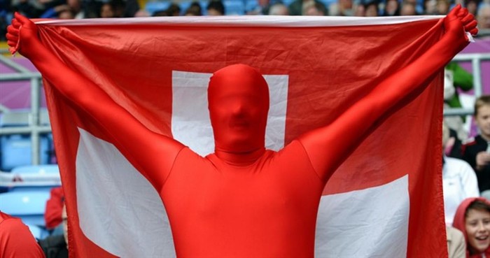 Bộ áo của CĐV Thụy Sĩ tại trận bóng đá nam Thụy Sĩ – Hàn Quốc